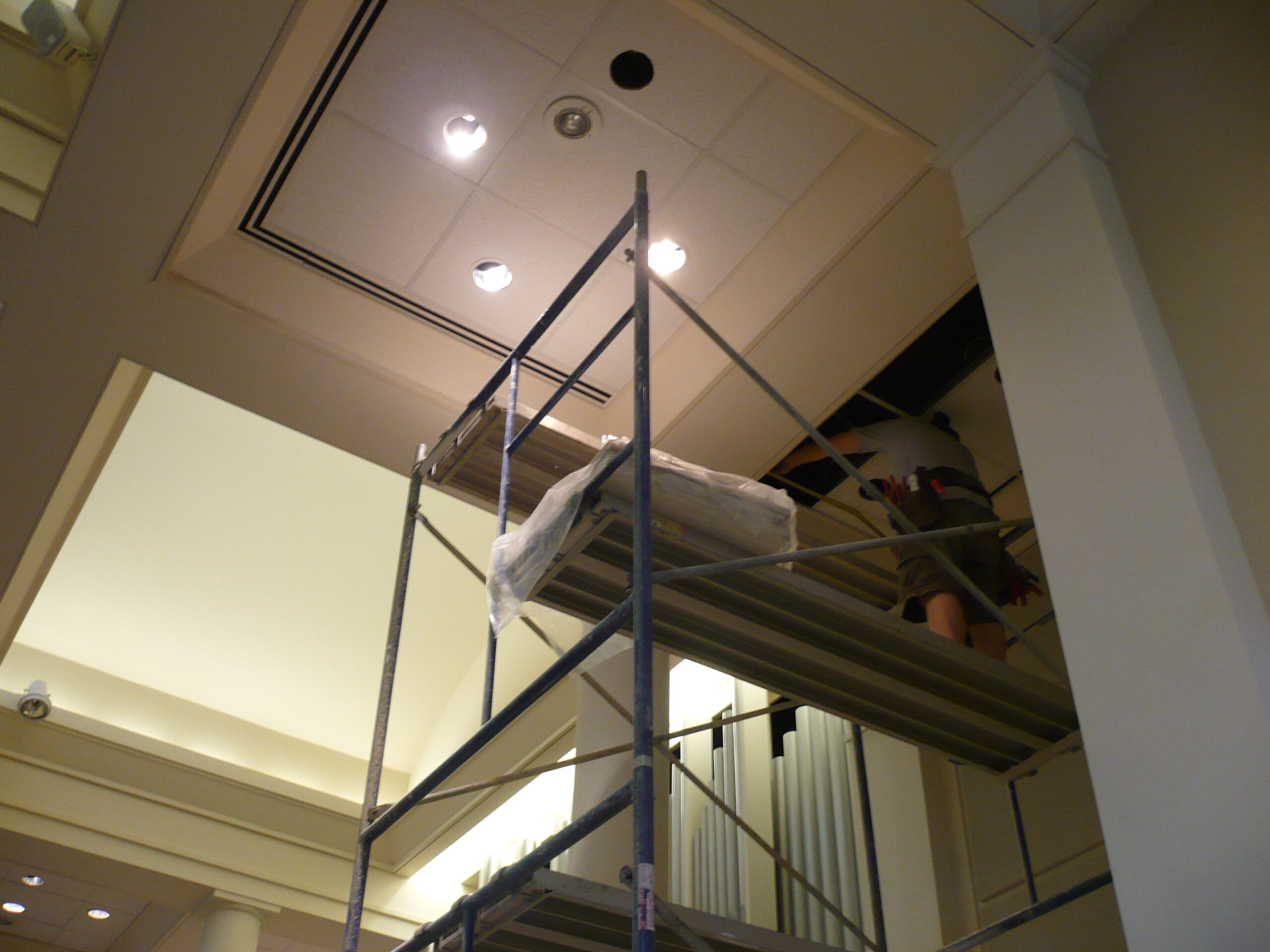 P1000465 Ceiling installation