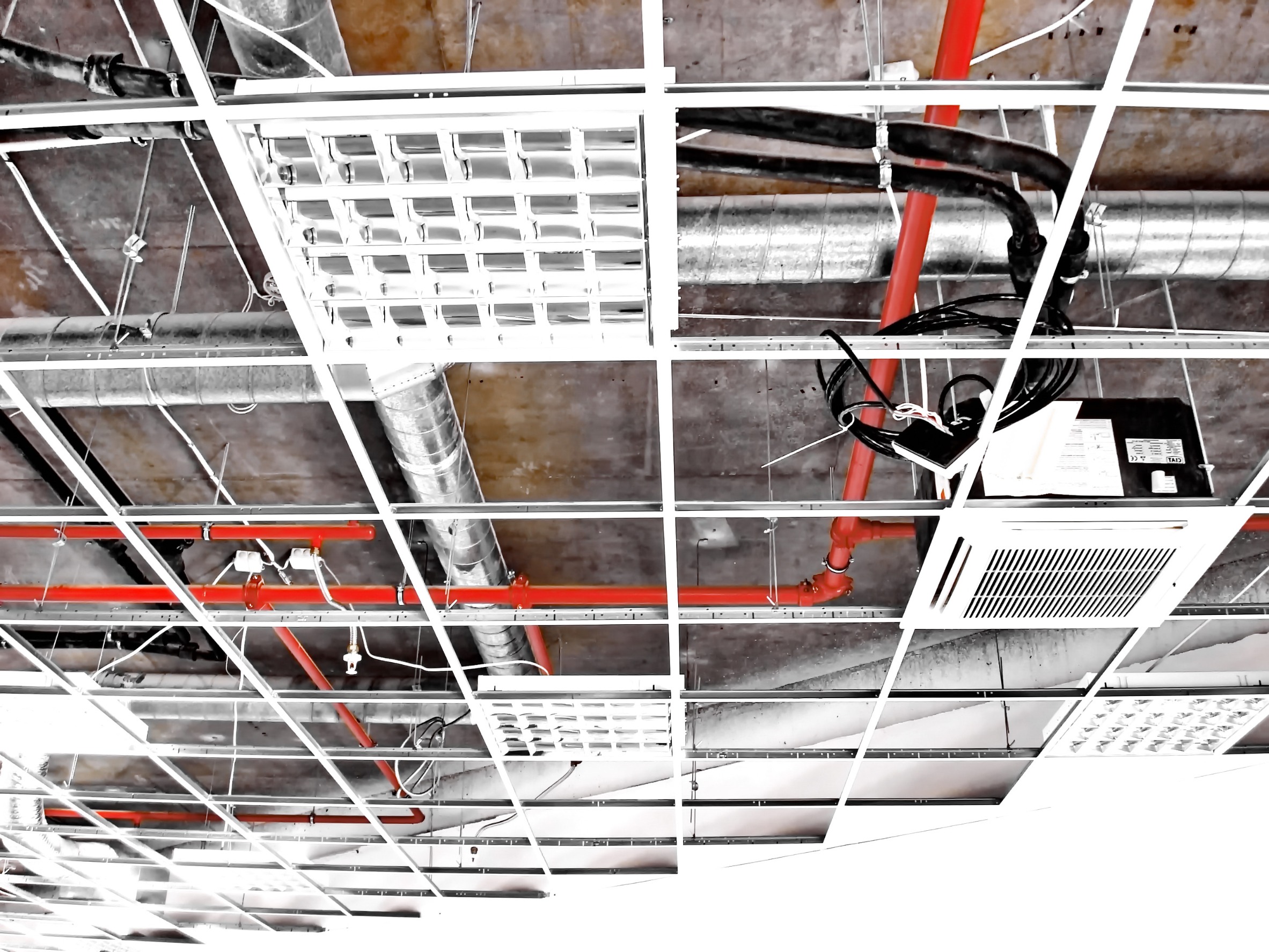 New Ceiling Installation Suspended ceiling systems work with overhead HVAC ducting to improve airflow, reduce heat buildup, and support energy efficiency in commercial buildings.